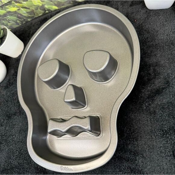 Wilton Skull Cake Pan – Spooky Halloween Bakeware - Picture 4 of 16